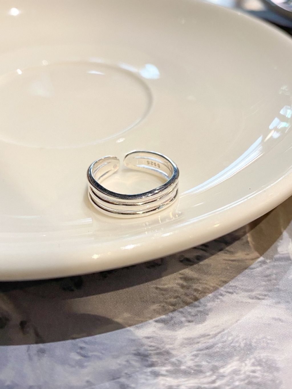 R1417 Smooth Triple Ring