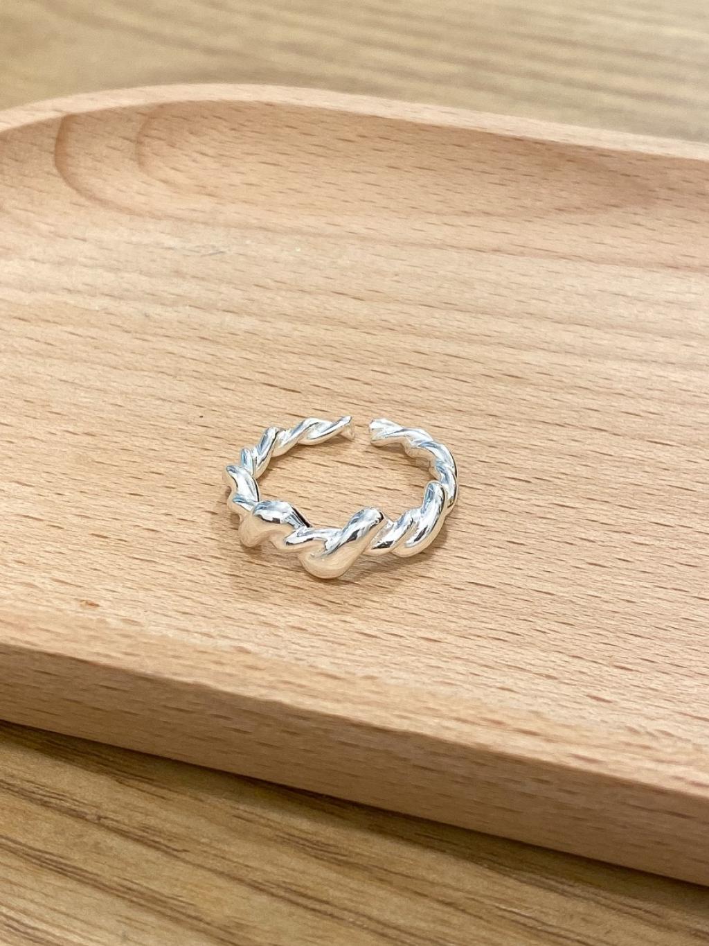 R1436 Large Twisted Ring