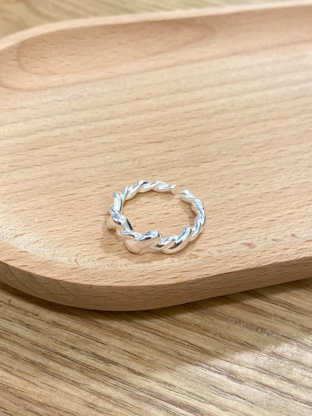 R1436 Large Twisted Ring