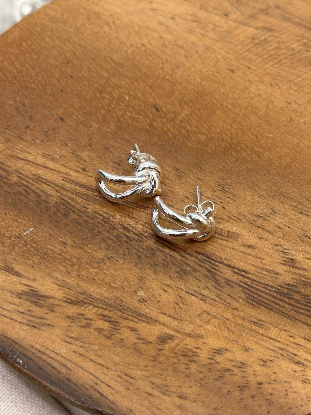 E1410 Knotted Hoop Earrings