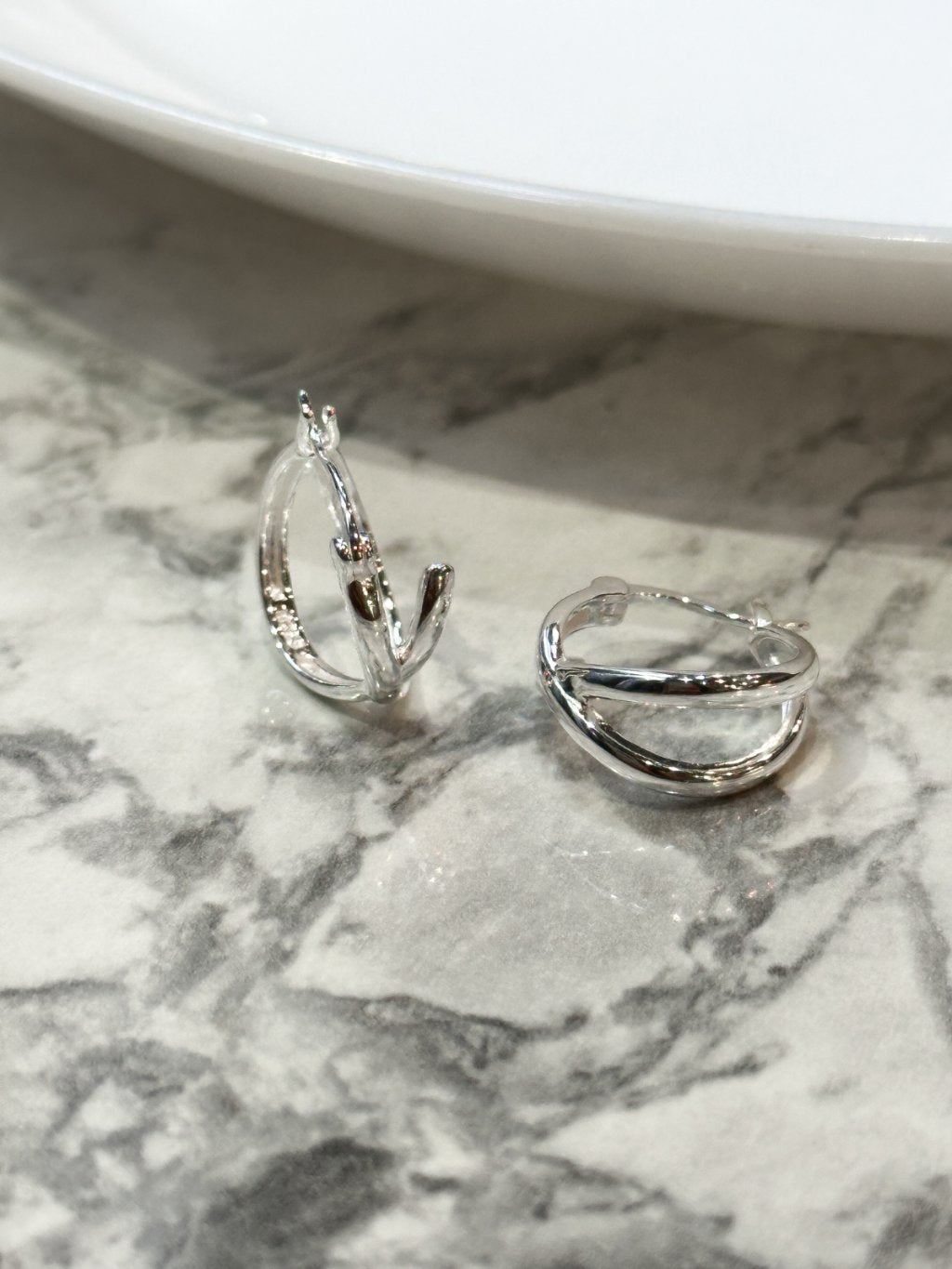 E1411 Crisscross Hoop Earrings