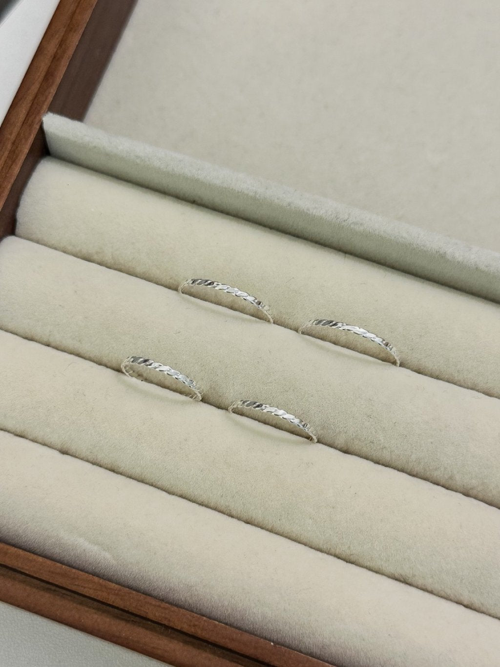 R1670 Flat Extra Thin Ring