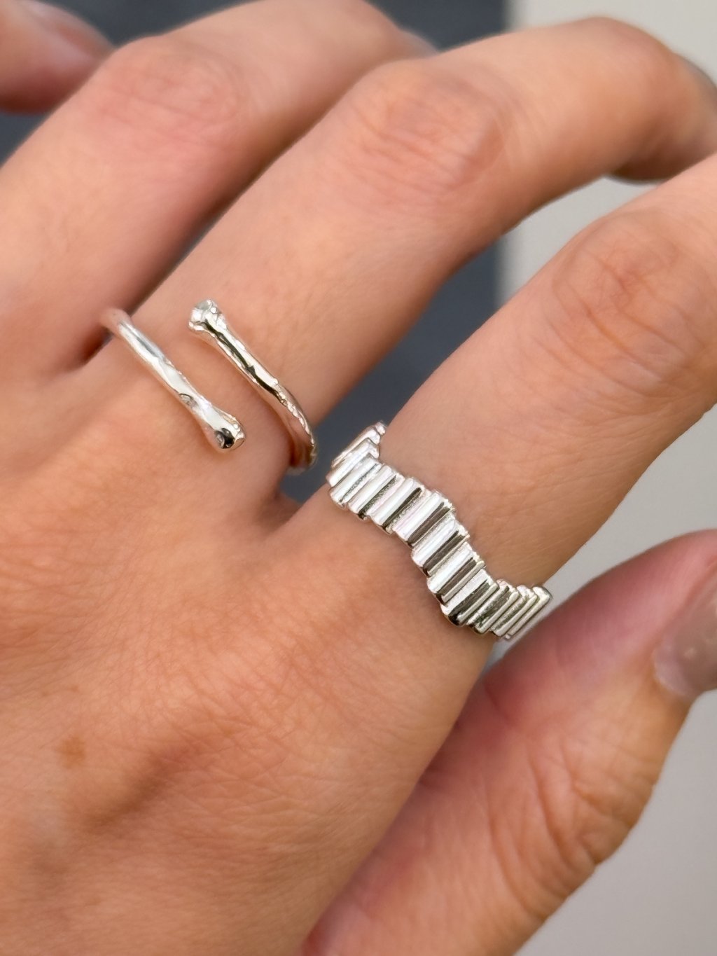 R1688 Wavy Bullet Ring