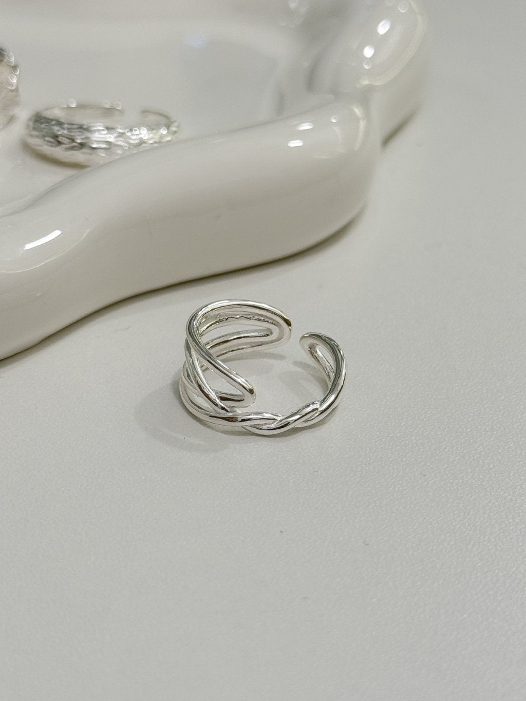 R1691 Multi-Layered Linear Right Twist Knot Ring