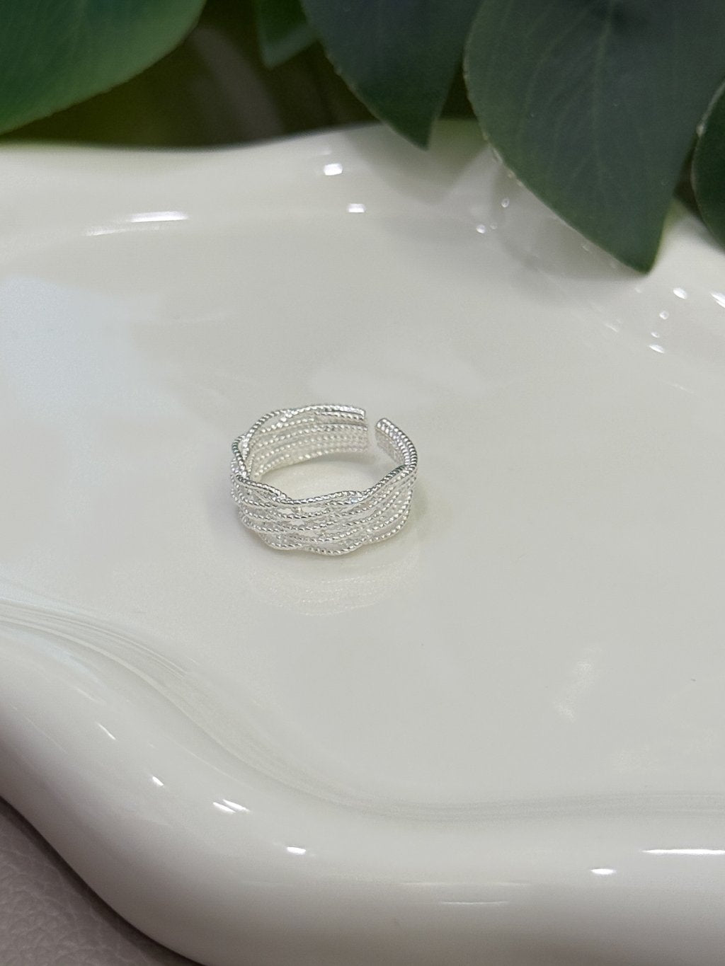 R1711 Linear Lace Ring