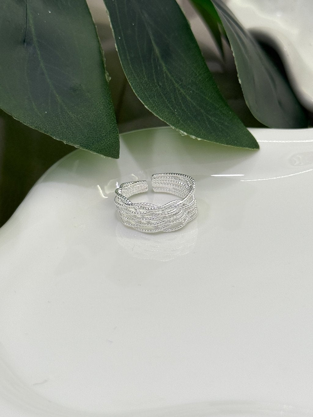 R1711 Linear Lace Ring