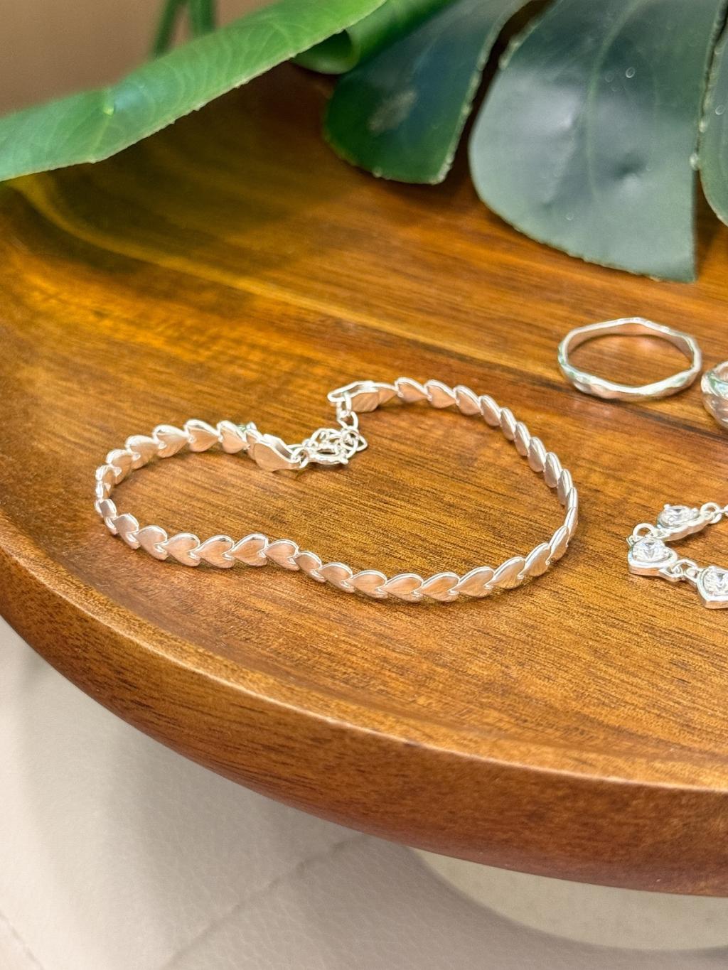 B1524 Heart-to-Heart Snake Bone Bracelet