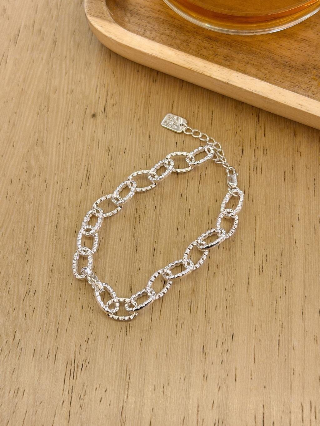 B1536 Dotted Oval Chain Bracelet