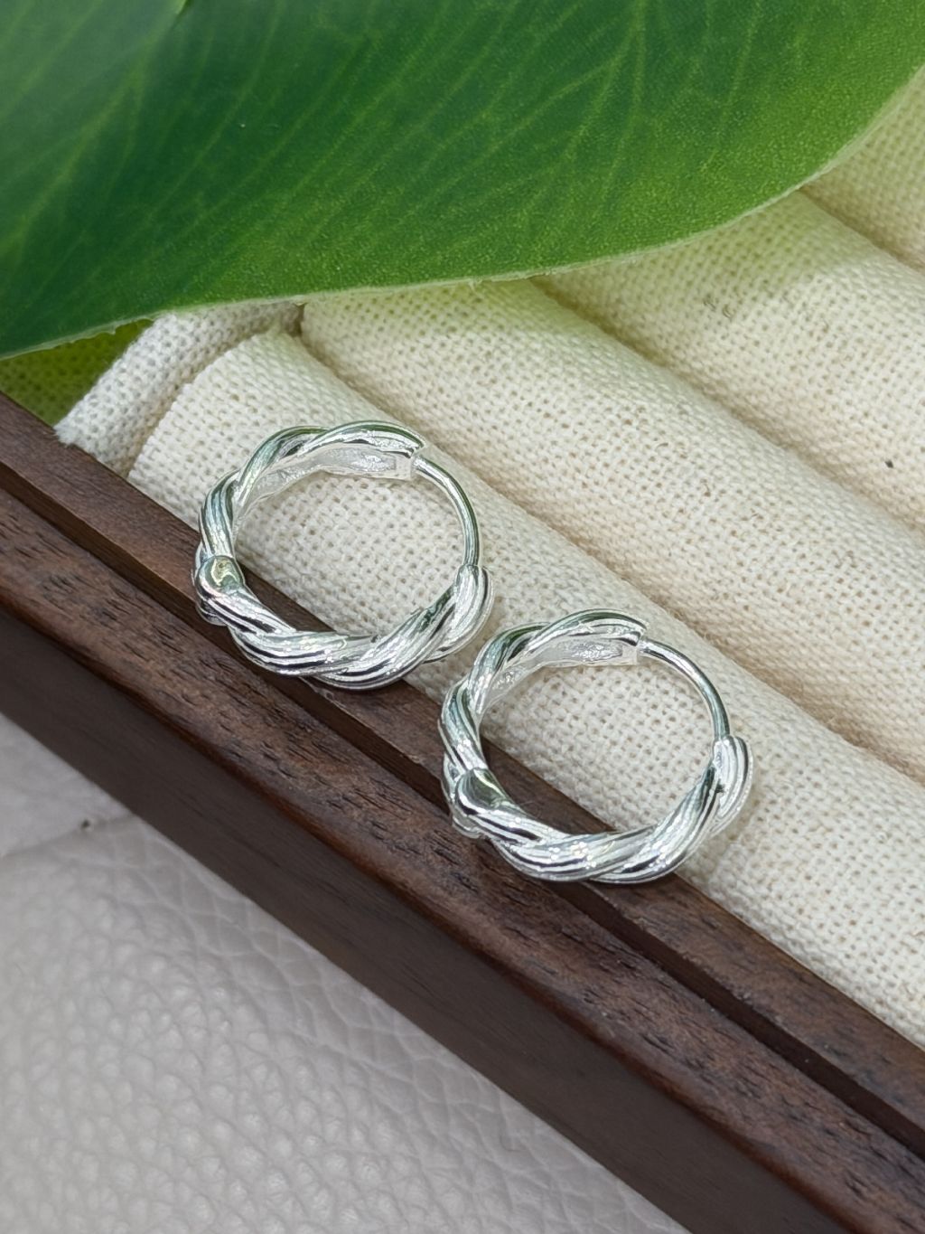 E1472 Twisted Stripe Hoop Earrings
