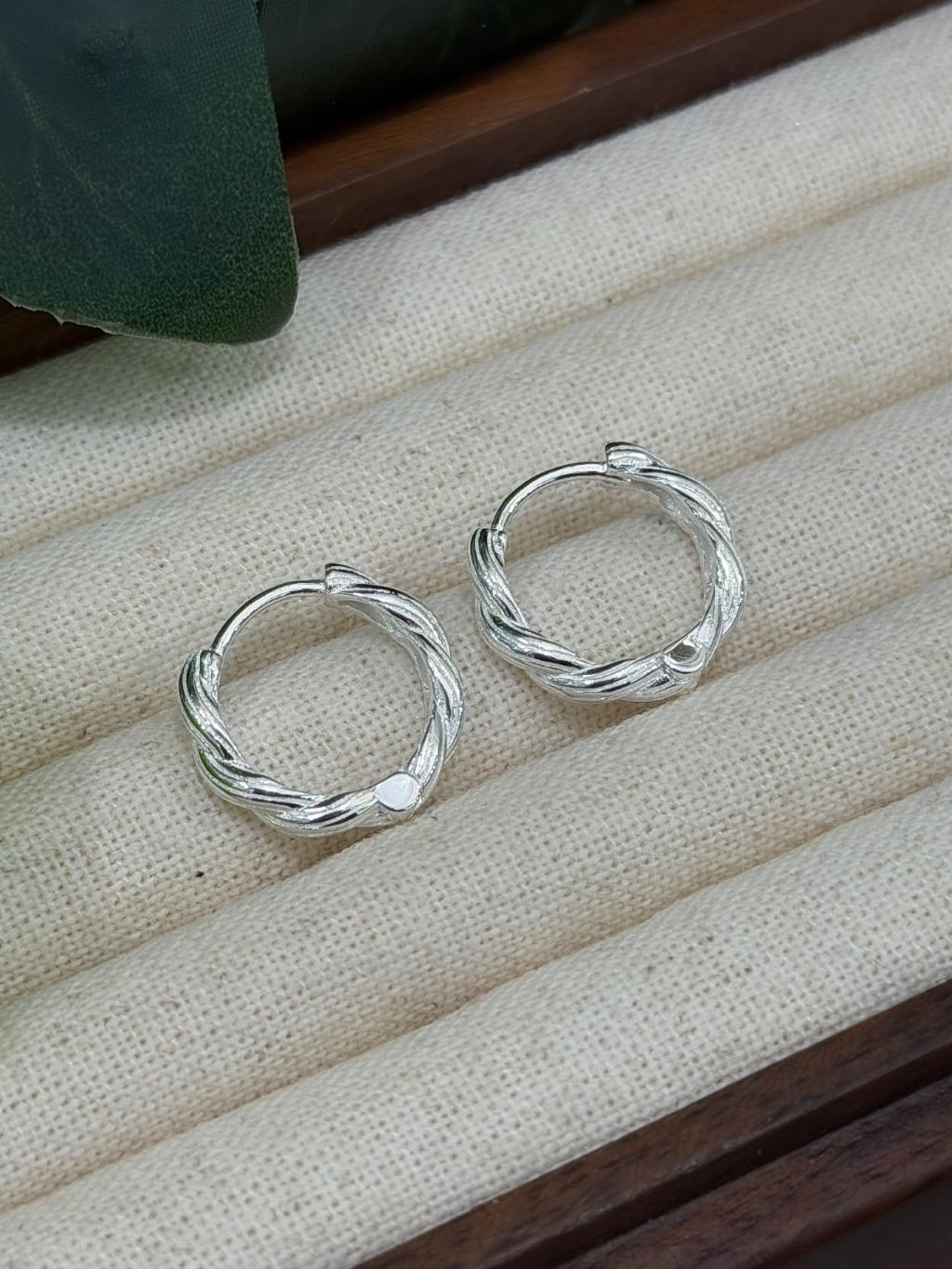 E1472 Twisted Stripe Hoop Earrings