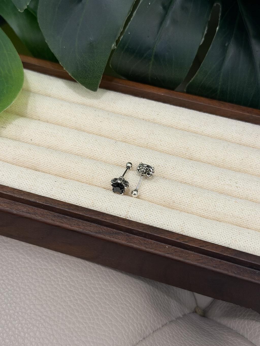 E1474 Black Zircon Retro Star Charm Earrings