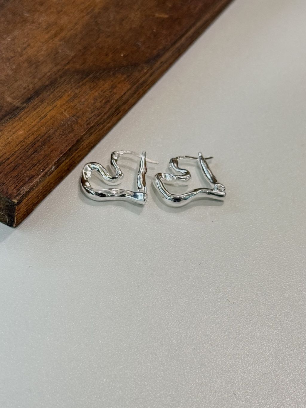 E1476 Ribbon Heart Earrings