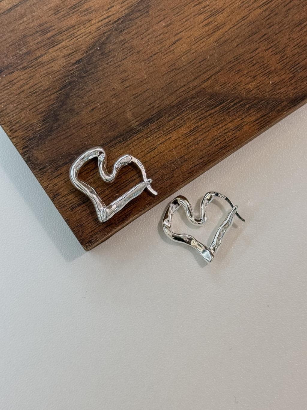 E1476 Ribbon Heart Earrings