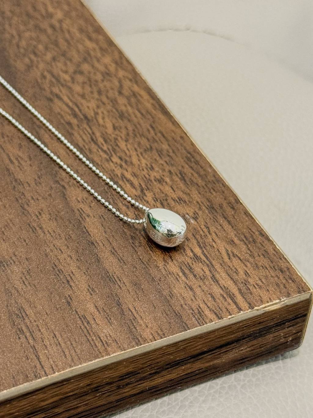 N1345 Small Oval-shaped Pendant Necklace