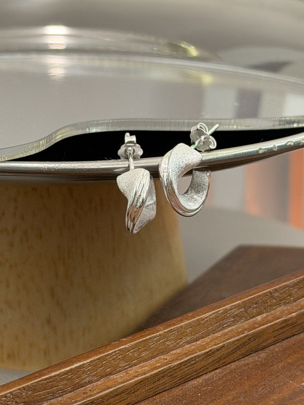 E1482 Frosted and Polished Twisted Hoop Earrings