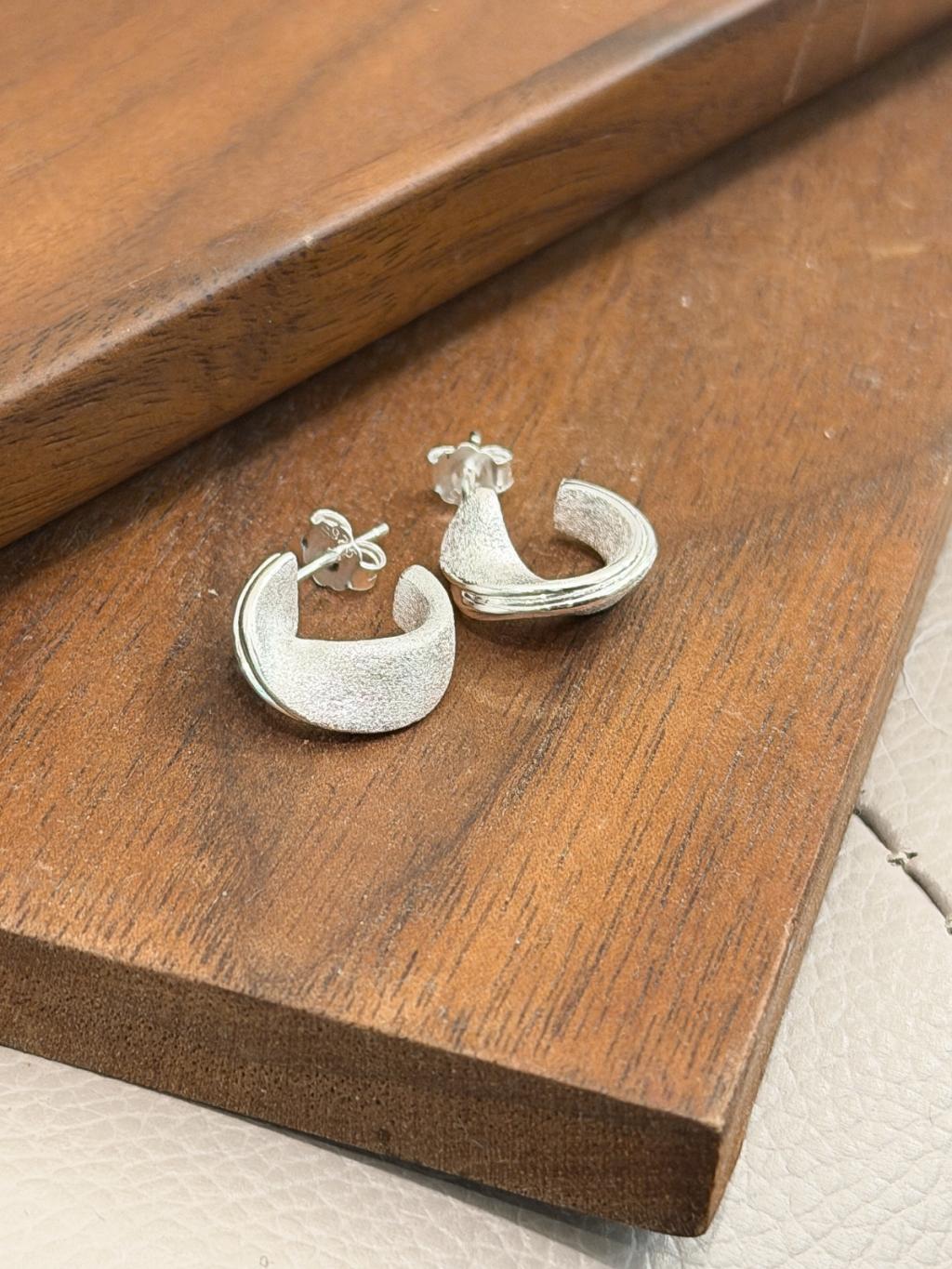 E1482 Frosted and Polished Twisted Hoop Earrings