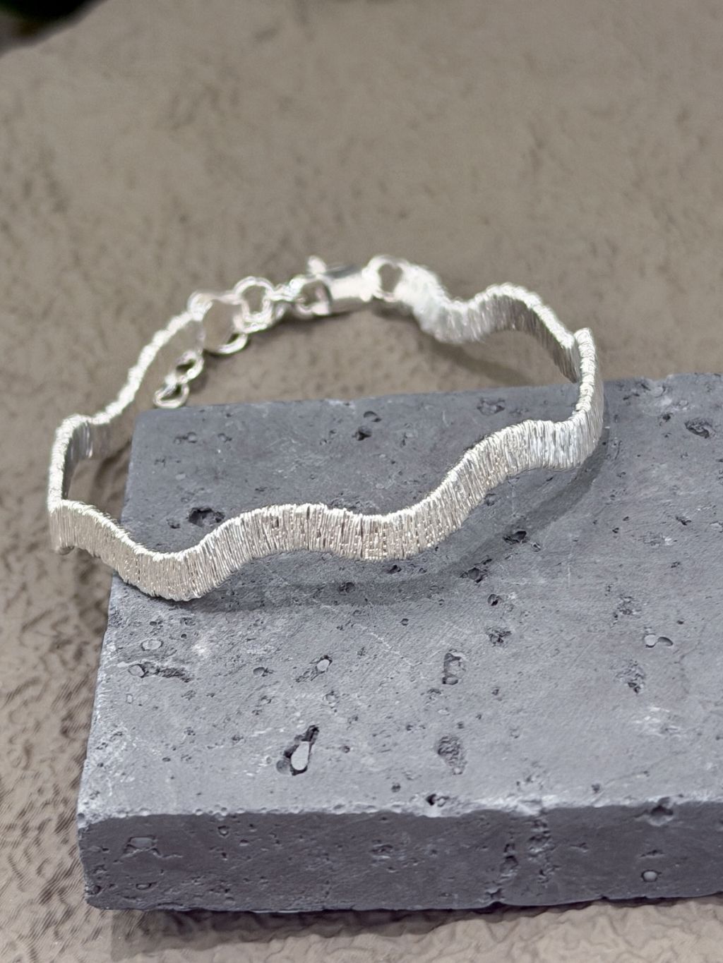 B1558 Wave Wire Bracelet