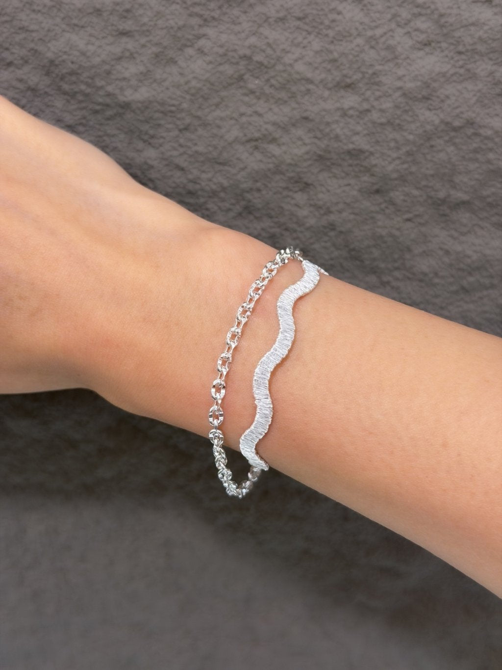B1558 Wave Wire Bracelet