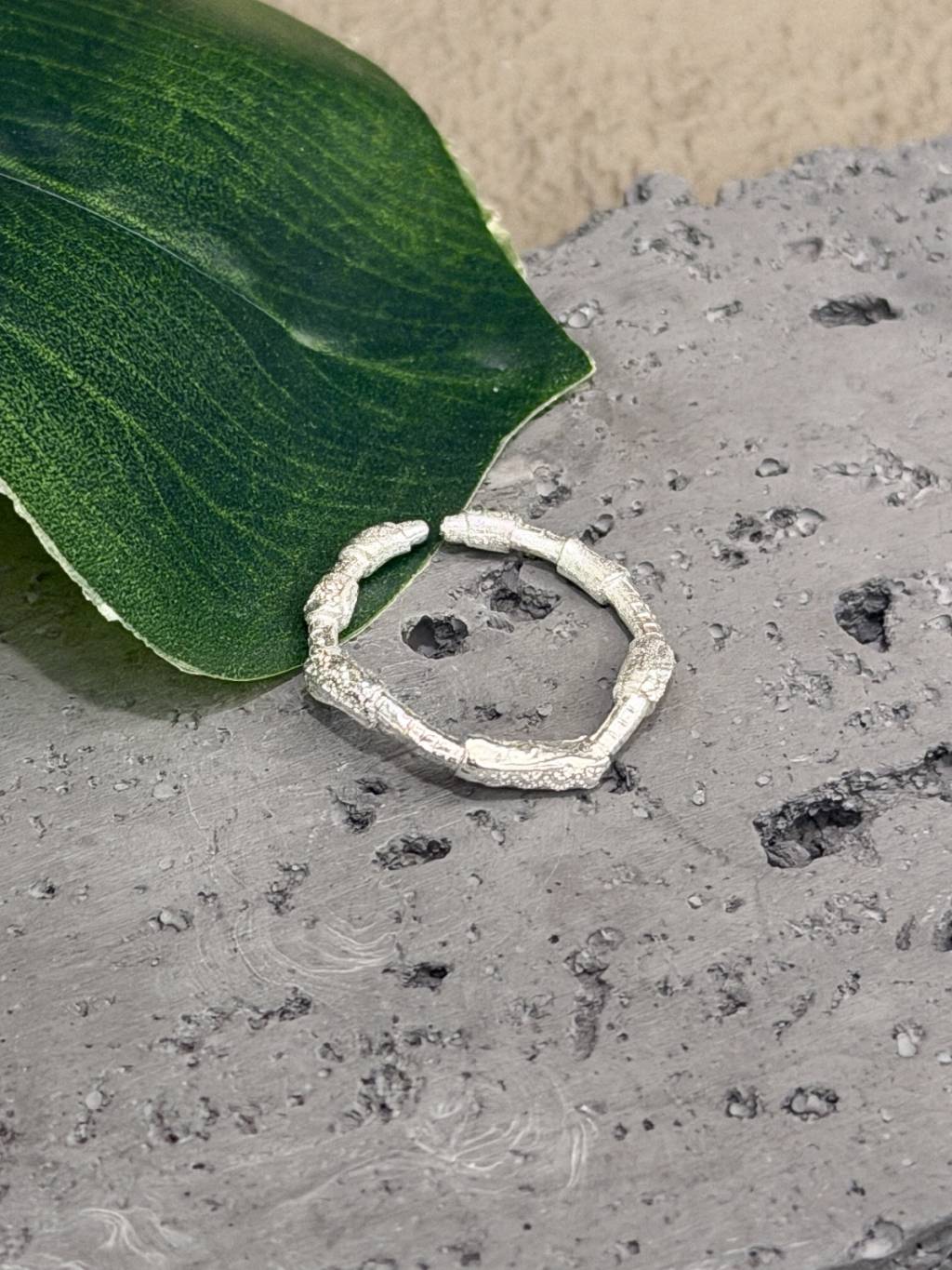 R1765 Iris Wavy Bamboo Ring