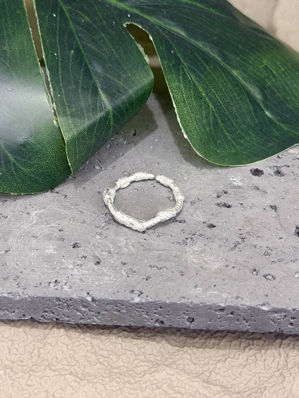 R1765 Iris Wavy Bamboo Ring
