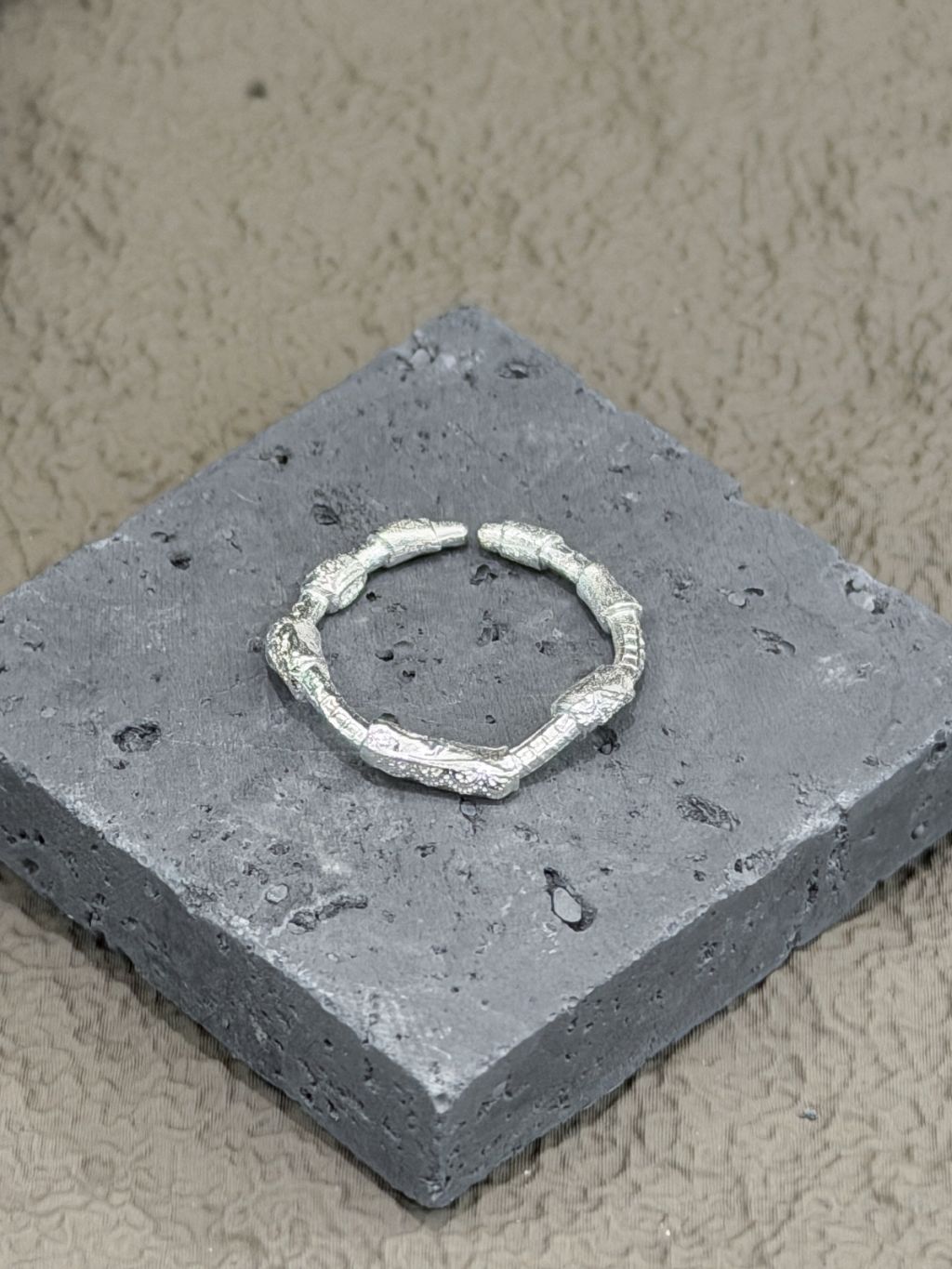 R1765 Iris Wavy Bamboo Ring