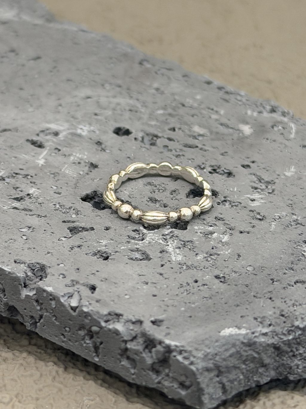 R1772 Vintage Cashew Dot Ring