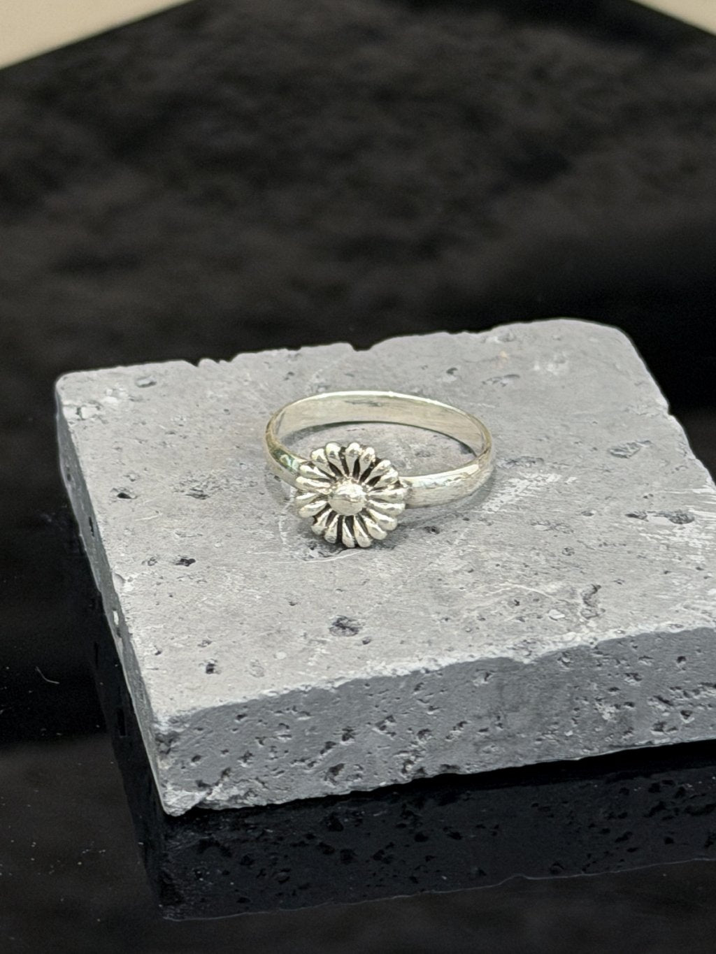 R1774 Vintage-Style 3D Chrysanthemum Ring