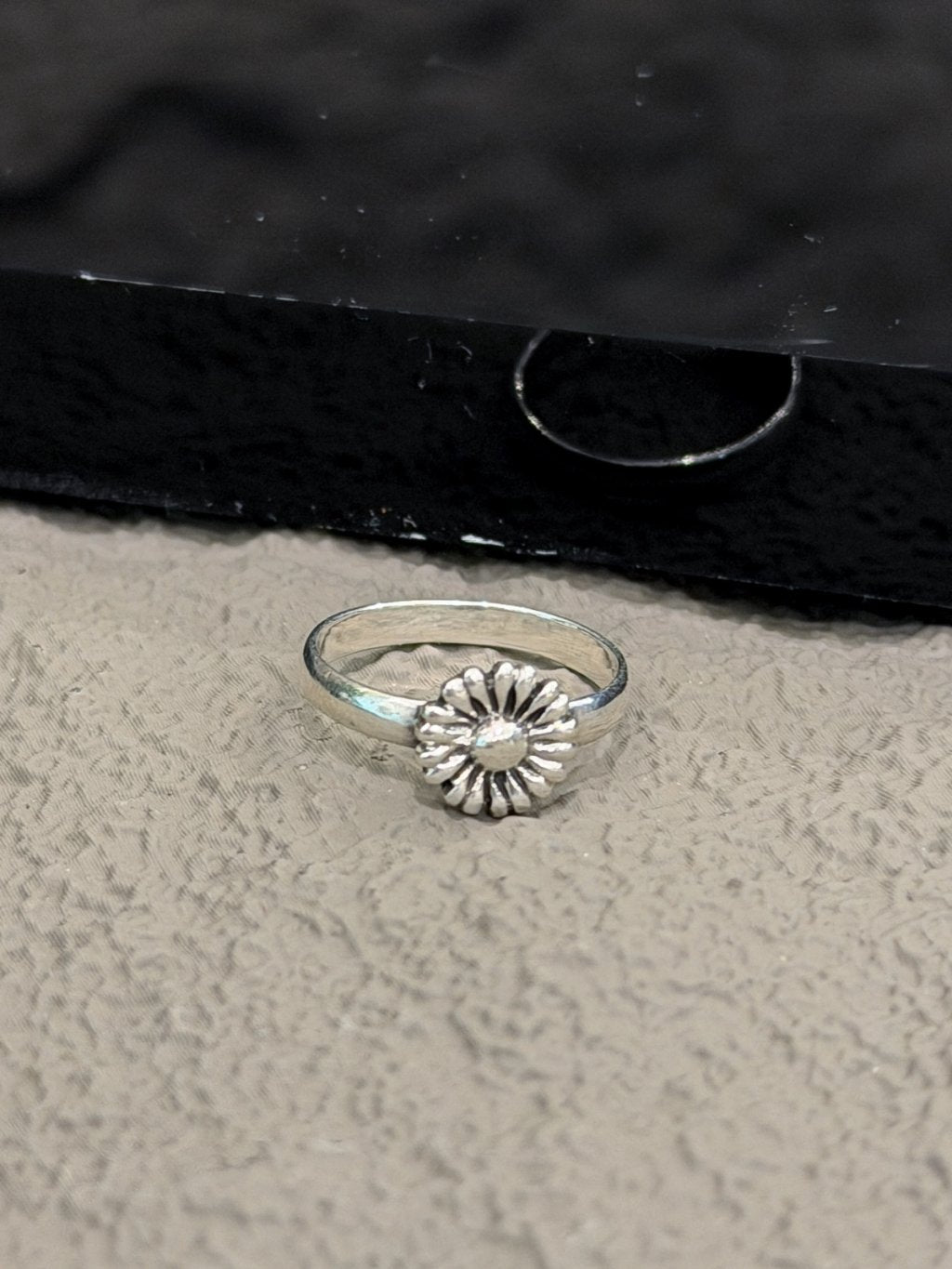 R1774 Vintage-Style 3D Chrysanthemum Ring