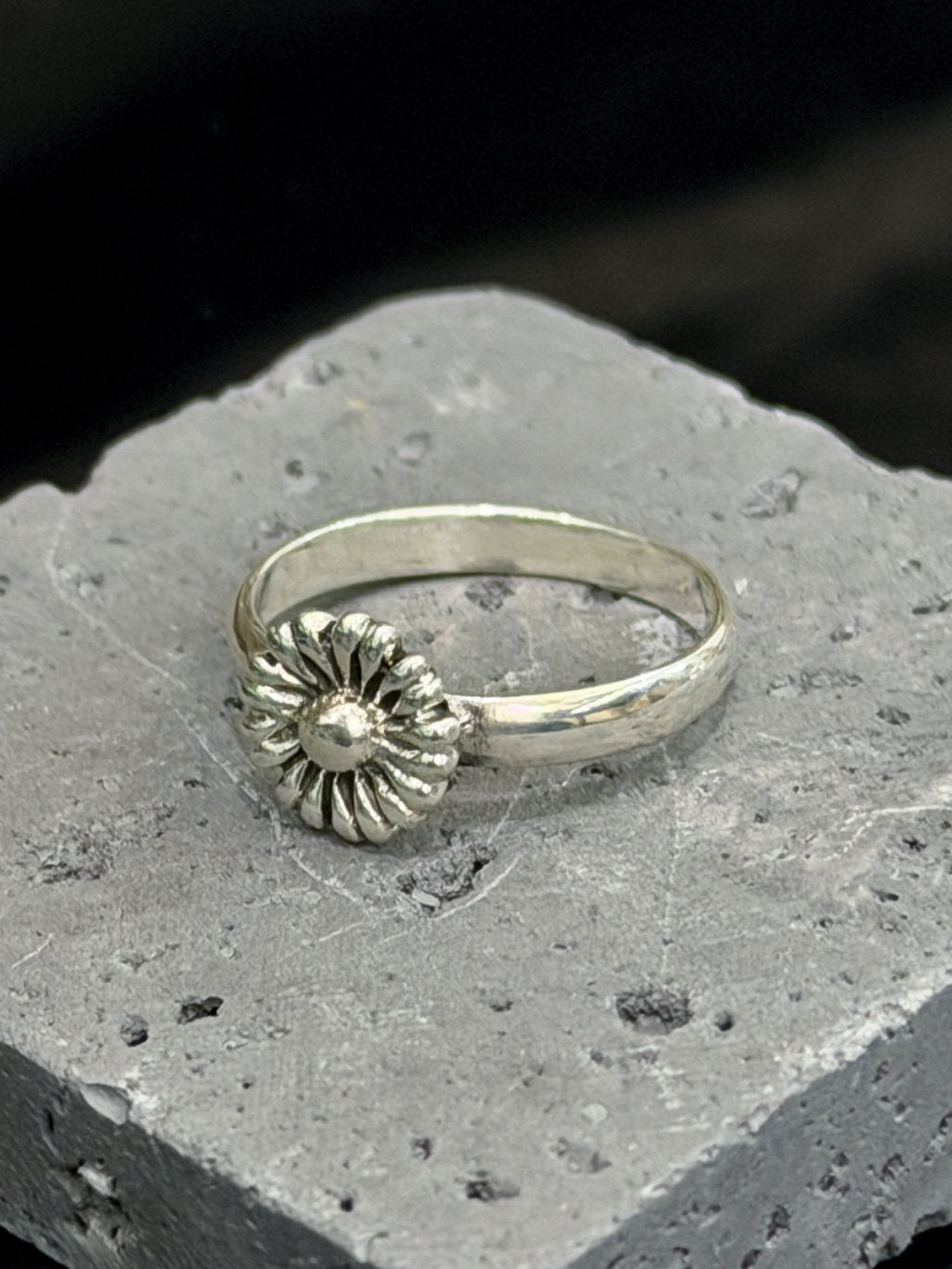R1774 Vintage-Style 3D Chrysanthemum Ring