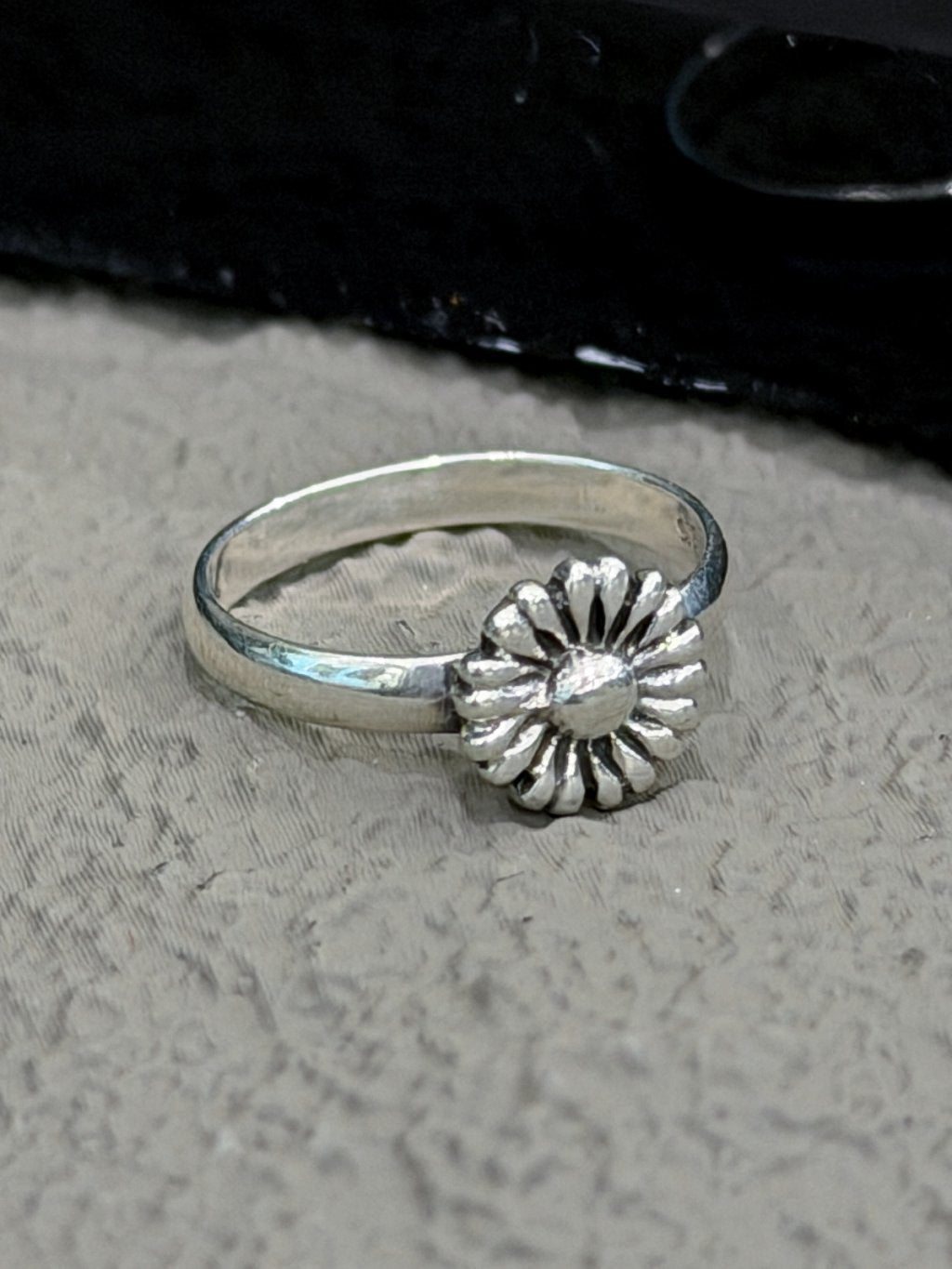 R1774 Vintage-Style 3D Chrysanthemum Ring