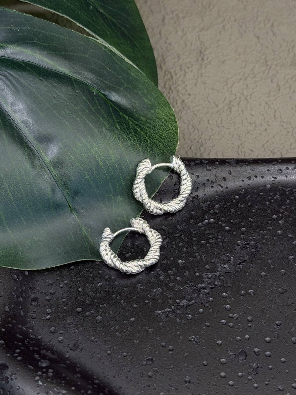E1486 Twisted Hoop Earrings