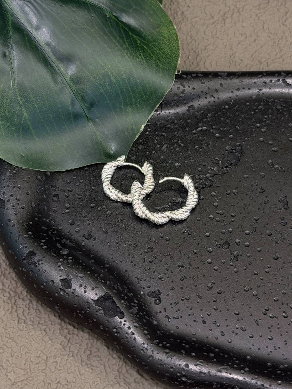 E1486 Twisted Hoop Earrings