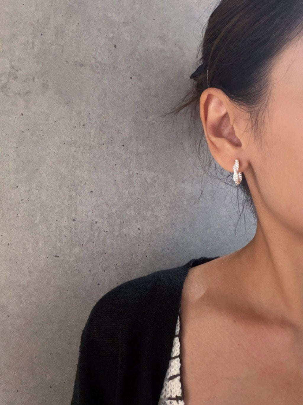 E1486 Twisted Hoop Earrings