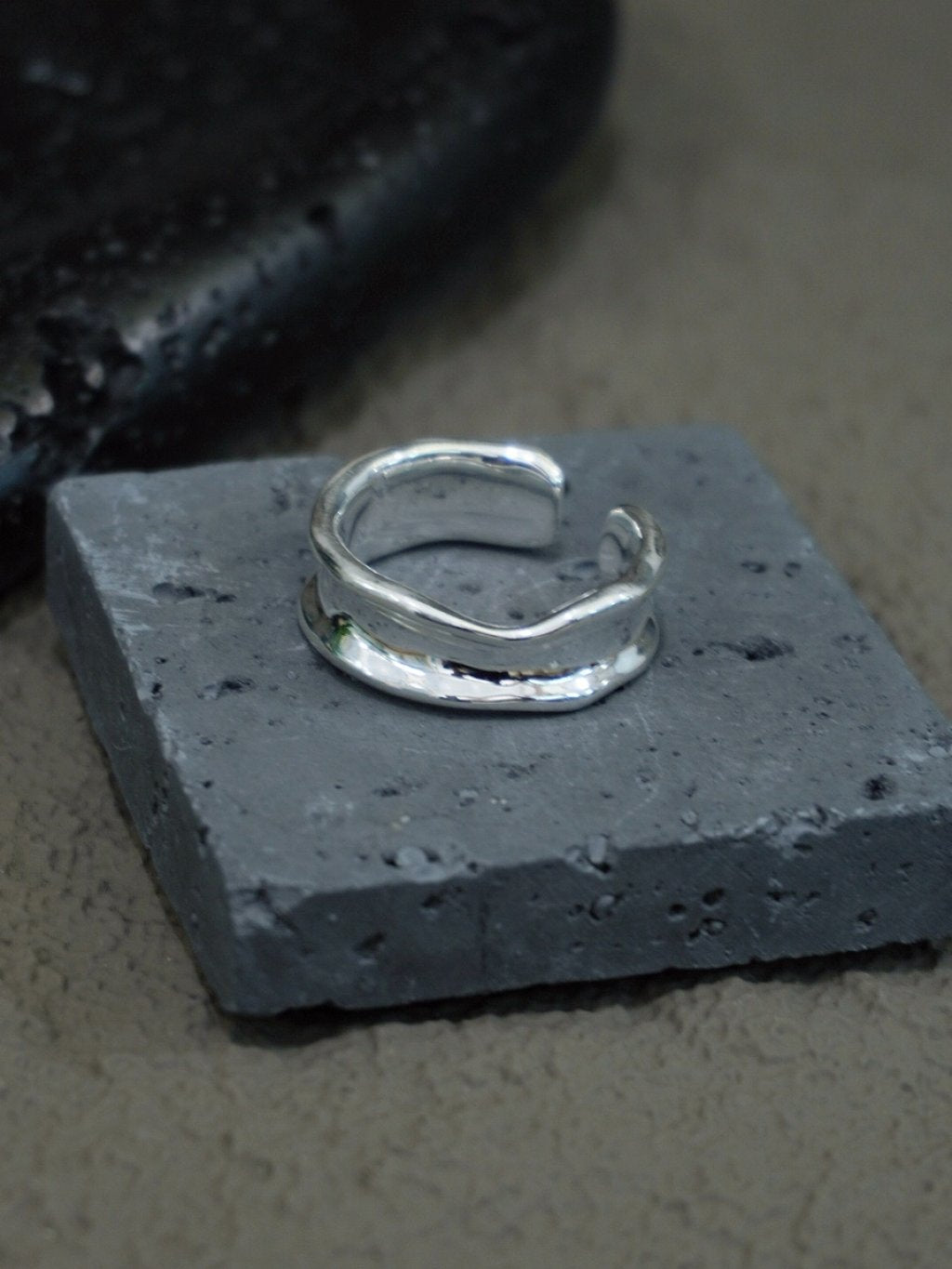 R1776 Thick Glossy Rough-Textured Ring