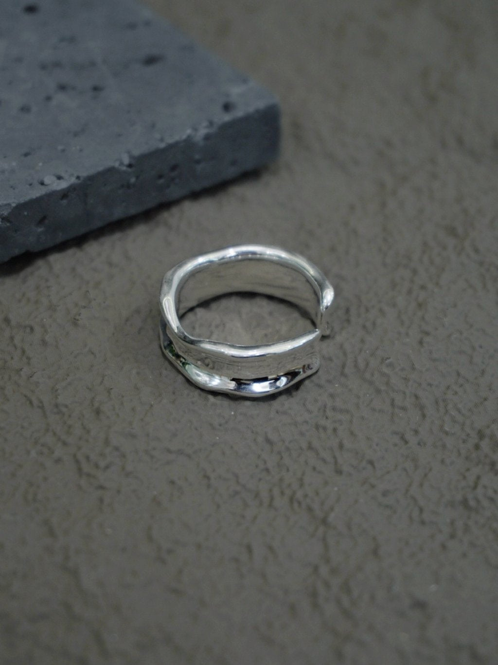 R1776 Thick Glossy Rough-Textured Ring
