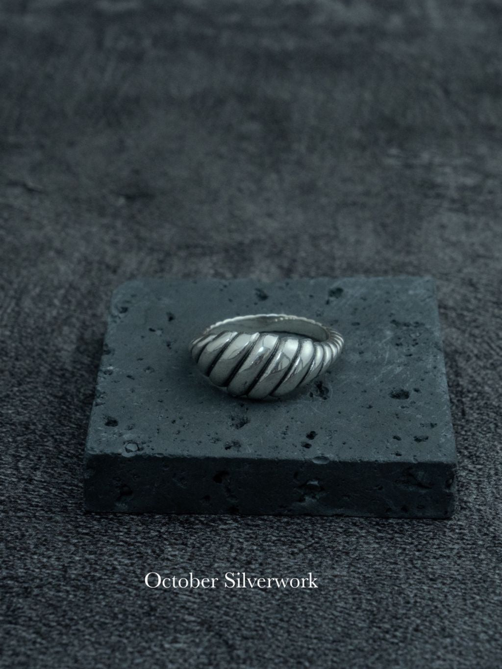 R1790 Twill Distressed Horn Ring