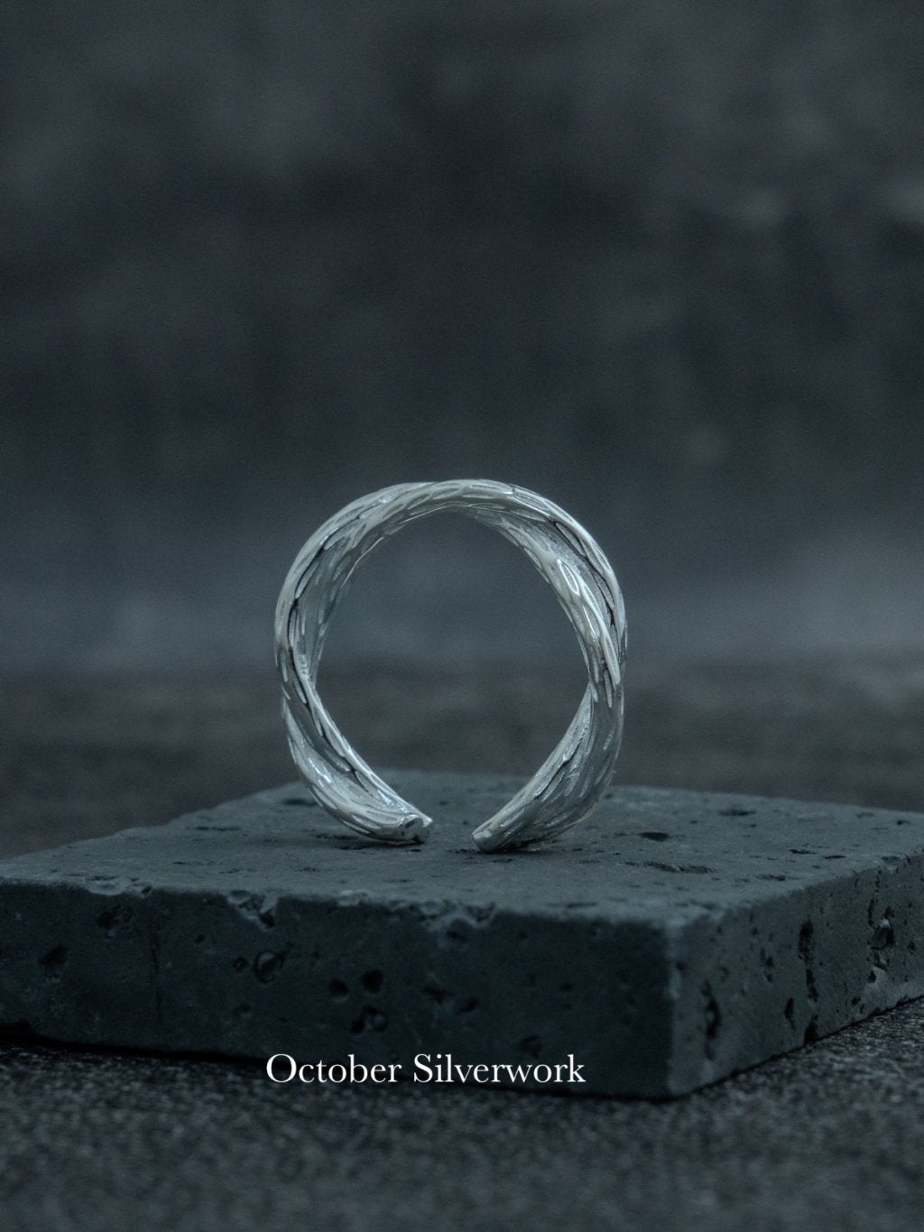 R1791 Minimalist Cross Ring