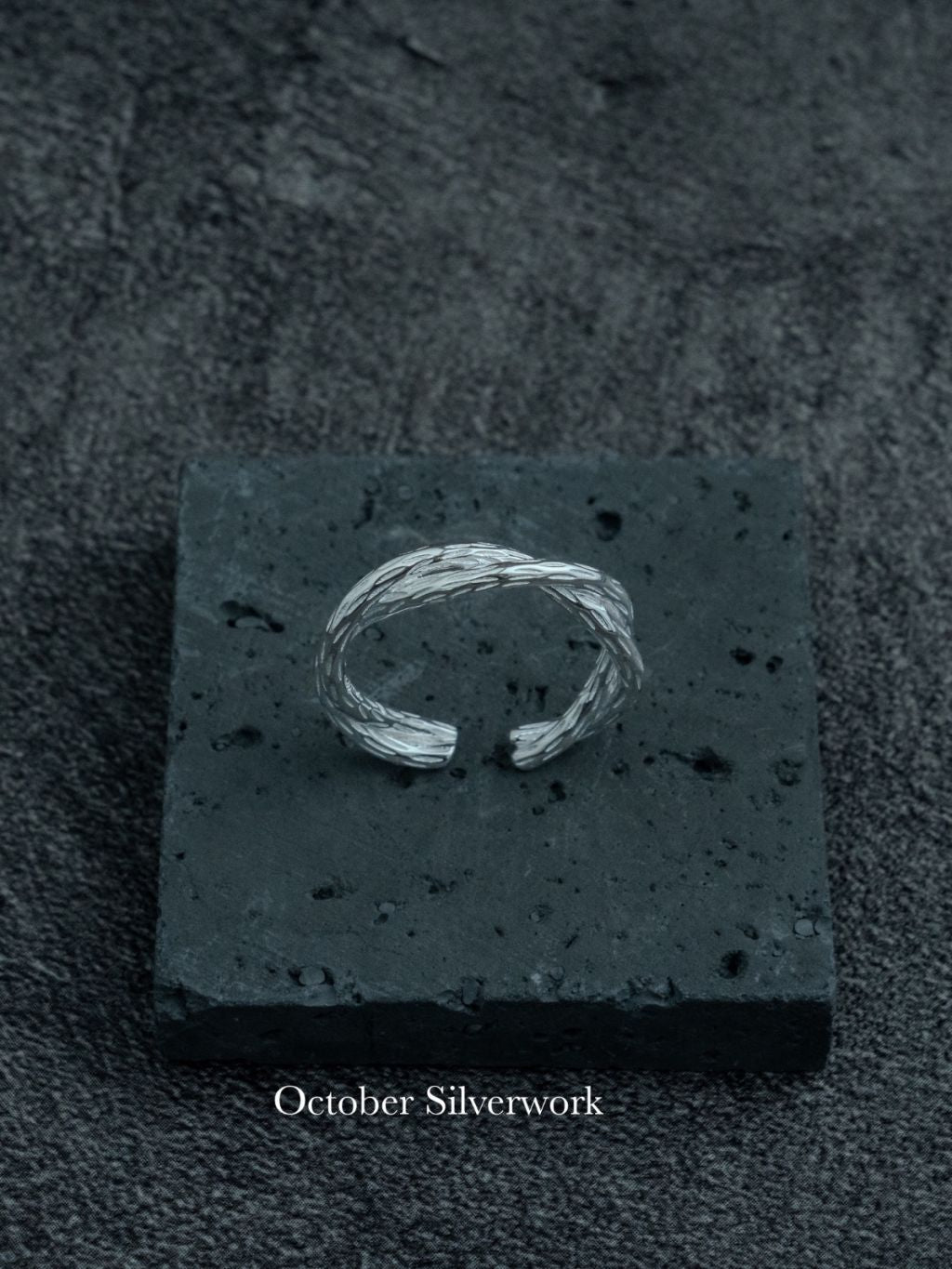R1791 Minimalist Cross Ring